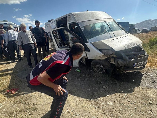 Hakkari’de düğüne giden minibüs kaza yaptı! 20 yaşındaki genç kadın öldü