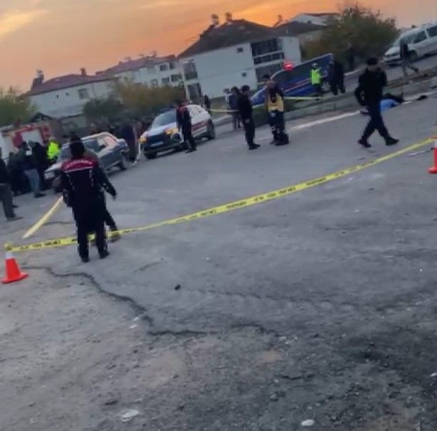 Traktörle çarpışarak savrulan otomobilin ezdiği yaya öldü; sürücüler yaralandı - Resim: 4
