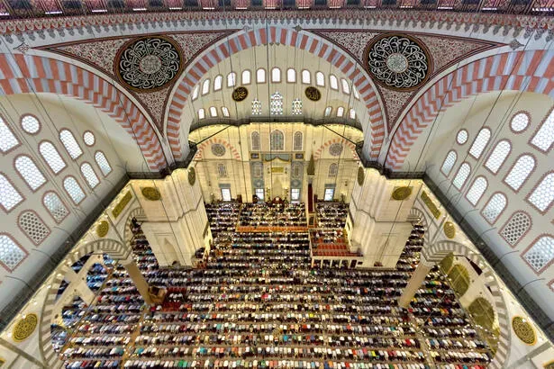 Cuma hutbesi yayımlandı: Diyanet 31 Mart Cuma hutbesi konusu ne? "Zekat: İslam'ın Dayanışma Köprüsü" - Fotoğraf: 4