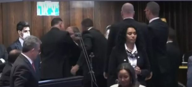 ABD Başkanı Trump, İsrail Meclisi'nde konuşurken protestoya uğradı! Filistin ve soykırım pankartı açtı... - Resim : 3