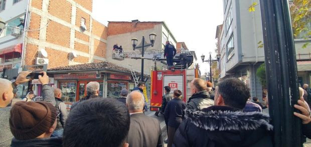 Görenler cep telefonuna sarıldı: Caddedeki yırtıcı akbaba vatandaşı heyecanlandırdı - Resim : 2