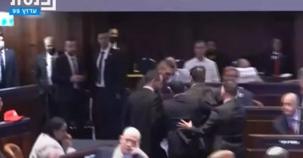 ABD Başkanı Trump, İsrail Meclisi'nde konuşurken protestoya uğradı! Filistin ve soykırım pankartı açtı... - Resim : 2