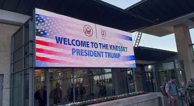 Tel Aviv sahilinde Trump’a mavi kumlu karşılama:  “Evine hoş geldin” - Resim : 2