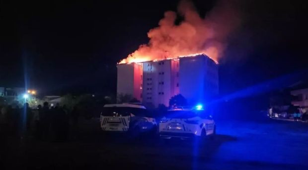 Nazilli Fen Lisesi yurdunda yangın paniği! Alevle çatıyı sardı: 46 öğrenci tahliye edildi - Resim : 1