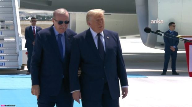 ABD Başkanı Donald Trump'ın uçağı Ankara'ya indi: Cumhurbaşkanı Erdoğan karşıladı - Resim : 1