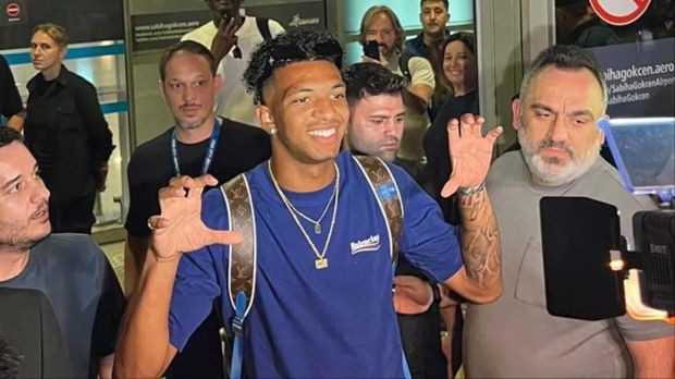 Cher Ndour, Beşiktaş için İstanbul'a geldi: Kartal pençesiyle poz verdi - Resim : 1