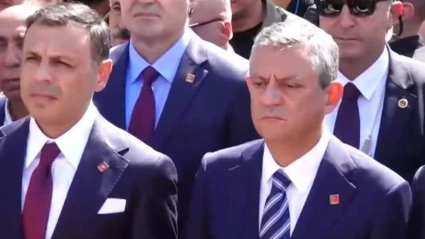 Taksim'deki CHP töreninde dikkat çeken an: Özgür Çelik var, Gürsel Tekin yok! - Resim : 1