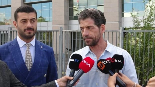 Instagram'da gelen mesajla öğrendi! Ünlü oyuncu Cemal Hünal'ın imzasıyla sertifika dağıttılar - Resim : 1