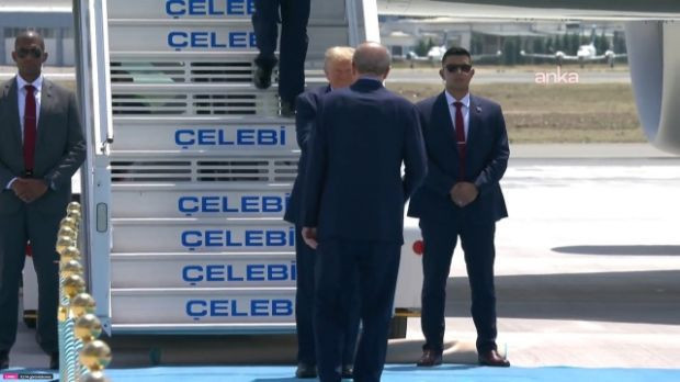 ABD Başkanı Donald Trump'ın uçağı Ankara'ya indi: Cumhurbaşkanı Erdoğan karşıladı - Resim : 2