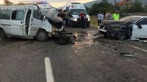 Tarım işçilerini taşıyan minibüsle otomobil çarpıştı: 3'ü çocuk 20 yaralı - Resim : 1