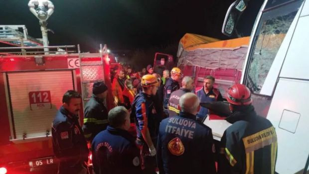 Amasya'da yolcu otobüsü ile kamyon çarpıştı: 2 kişi öldü, 20 kişi yaralandı - Resim : 1