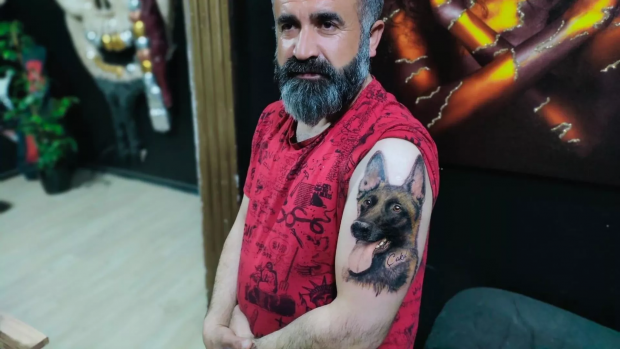 Enkaz altında hayatını kurtaran köpeğin resmini vücuduna dövme yaptırdı