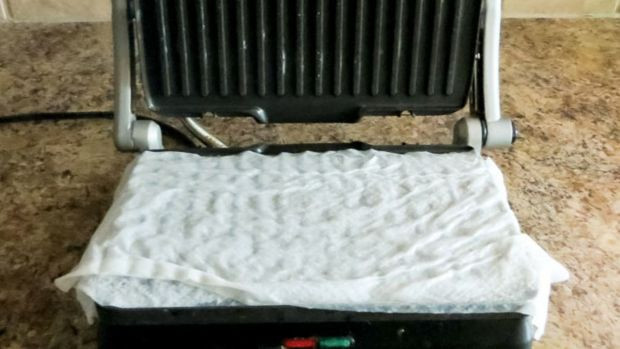 Tost makinesindeki yanık izlerini söküp atan temizlik hilesi. Sadece 2 dakikanızı alıyor - Resim : 1