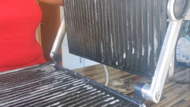 Tost makinesindeki yanık izlerini söküp atan temizlik hilesi. Sadece 2 dakikanızı alıyor - Resim : 2