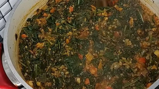 Ispanak pişirirken tencereye eklemelisiniz. Besin değeri artıyor. ‘Ben yemem’ diyen parmaklarını yutuyor… - Resim : 3