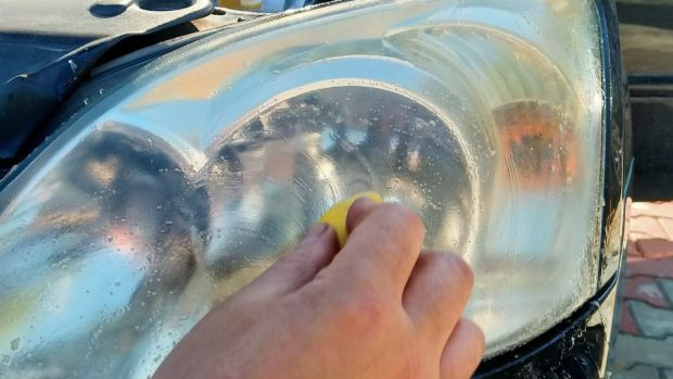 Şeker + limonun sihirli gücü; Sararmış araba farklarını yeni gibi yapıyor - Resim : 2