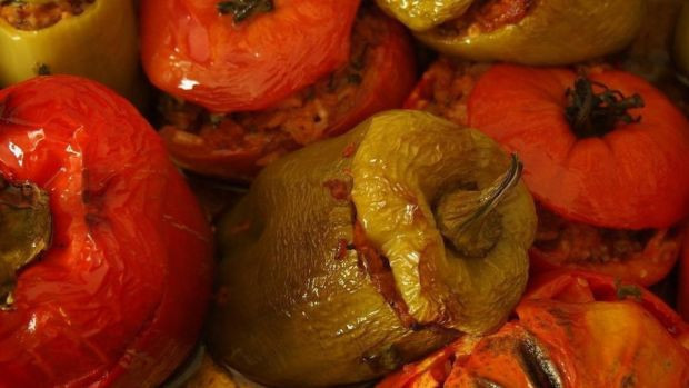 Biber dolmasını yıllarca yanlış yapmışız. Esasında en doğrusu buymuş. Biber dolması böyle pişirilmeli - Resim : 2