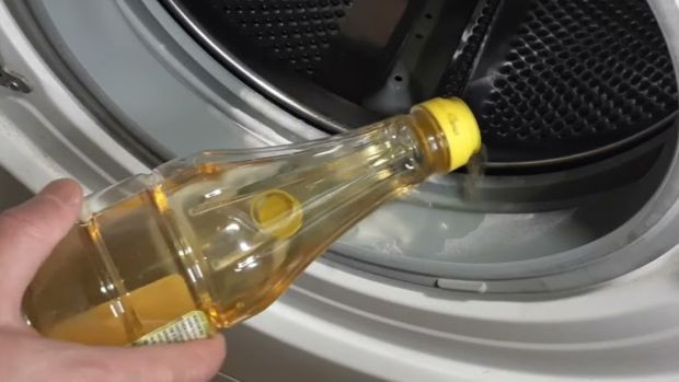 Çamaşır makinesine bir adet aspirin atın! Deterjanların bile çıkaramadığı lekenin canına okuyor - Resim : 2