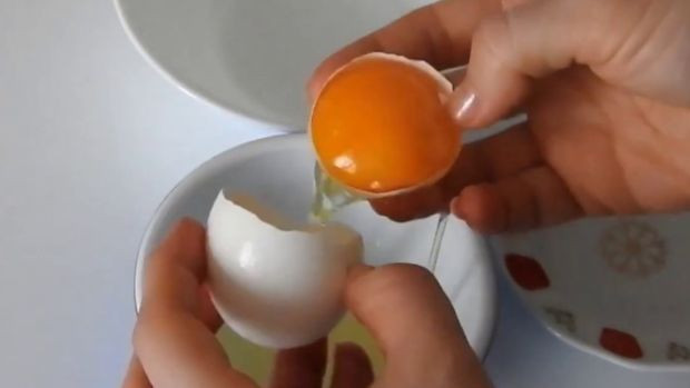 Yumurtayla karıştırıp saçınıza sürün. Saç dökülmesi ve kepek sona eriyor; - Resim : 1