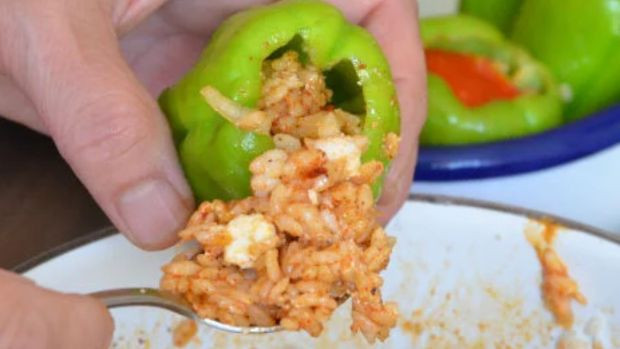 Asla dağılmayan ve lapa olmayan zeytinyağlı biber dolmasının pişirme tekniği! Besin değeri asla yok olmuyor - Resim : 2