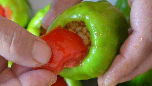 Asla dağılmayan ve lapa olmayan zeytinyağlı biber dolmasının pişirme tekniği! Besin değeri asla yok olmuyor - Resim : 3