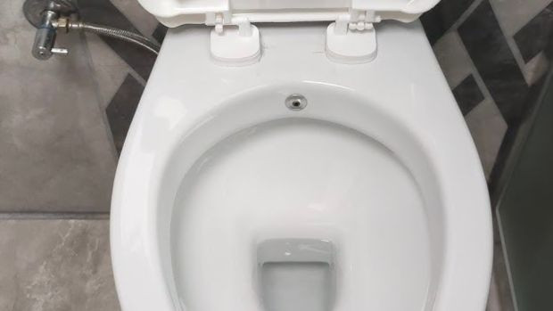 Klozetteki sarı lekeleri anında söküp atıyor: Bu yöntemi uygulayınca sadece sifonu çekmek yetiyor. - Resim : 2