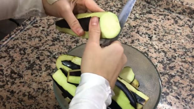 Patlıcan kızartırken besin değerini koruyan aşçılık sırrı.  Patlıcanlar  1 damla yağ çekmiyor… - Resim : 1