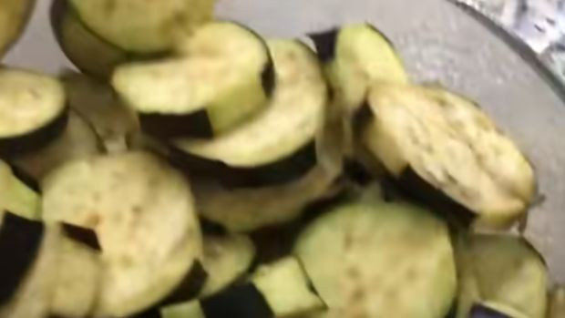 Patlıcan kızartırken besin değerini koruyan aşçılık sırrı.  Patlıcanlar  1 damla yağ çekmiyor… - Resim : 2