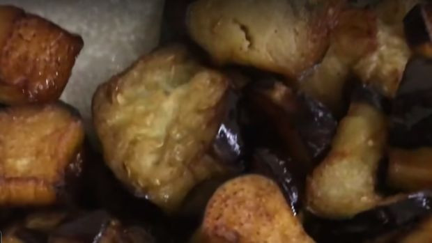 Patlıcan kızartırken besin değerini koruyan aşçılık sırrı.  Patlıcanlar  1 damla yağ çekmiyor… - Resim : 3