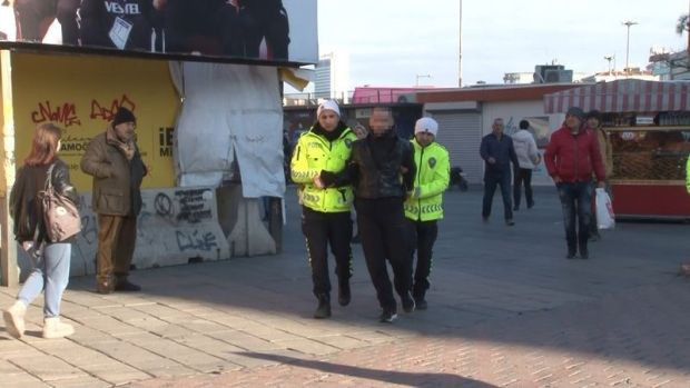 Kadıköy'de kırmızıda geçen yayalara para cezası kesildi - Resim : 1