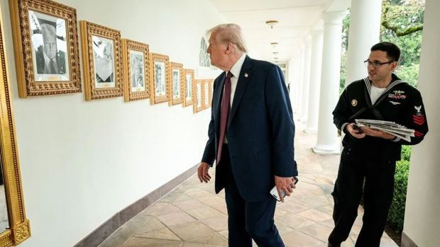 Trump'ın Biden'dan intikamı. Beyaz Saray'a Biden'ın fotosu yerine otomatik kalem koydu - Resim : 1