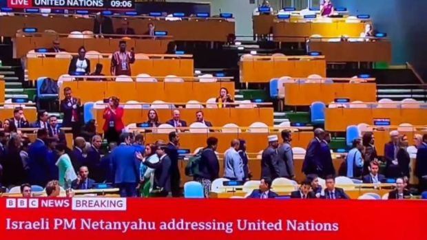 İsrail Başbakanı Netanyahu'ya kürsüye geldi: BM salonu boşaldı - Resim : 1
