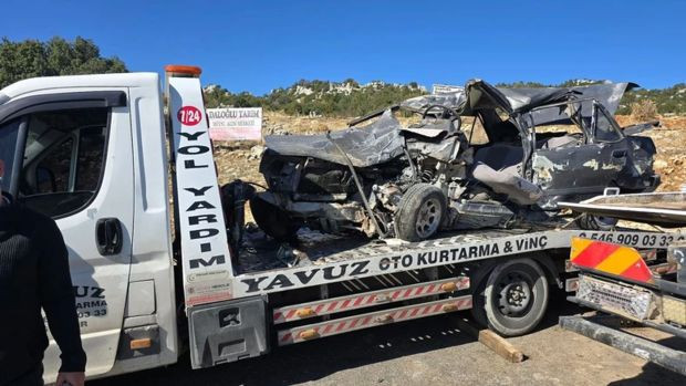 Mersin'de feci kaza: 3 kişi öldü, 12 kişi yaralandı - Resim : 2