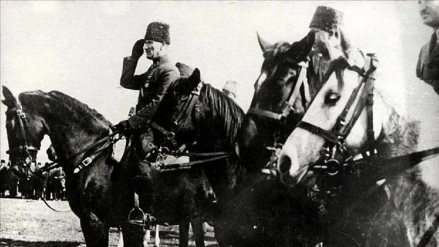 Türkiye, Atatürk’ü ebediyete uğurlayışının 87. yılında anıyor - Resim : 4