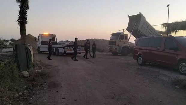 Yer: Antalya! Plaja kamyonlar ve kepçelerle gelip tonlarca kum çaldılar - Resim : 1