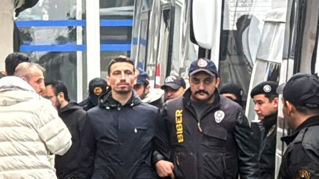 Futbolda 'bahis' ve 'şike' operasyonu: Fenerbahçe'nin kaptanı Mert Hakan Yandaş ve Galatasaraylı Metehan Baltacı dahil 20 kişi tutuklandı - Resim : 1