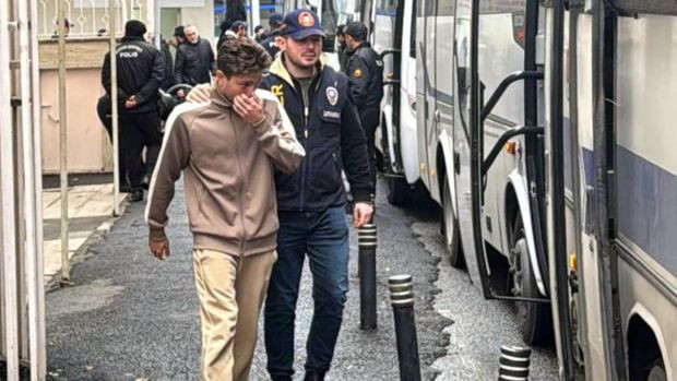Futbolda 'bahis' ve 'şike' operasyonu: Fenerbahçe'nin kaptanı Mert Hakan Yandaş ve Galatasaraylı Metehan Baltacı dahil 20 kişi tutuklandı - Resim : 2