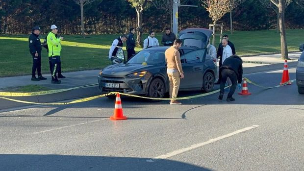 İstanbul'un g&ouml;beğinde g&uuml;peg&uuml;nd&uuml;z infaz! Yeşilk&ouml;y'de otomobile kurşun yağmuru, 1 &ouml;l&uuml; - Resim : 1