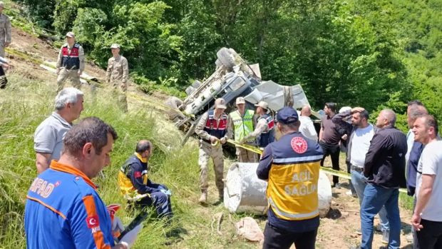Gümüşhane'deki feci kazada iki kişi hayatını kaybetti! Beton mikseri 150 metrelik yamaçtan yuvarlandı - Resim : 1