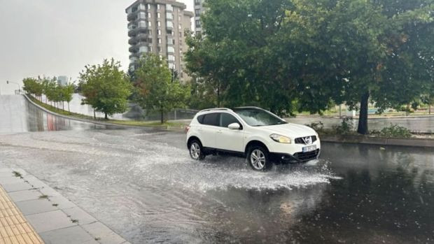 Ankara'da sağanak sonrası yollar göle döndü - Resim : 1