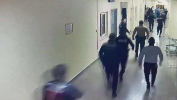 T&uuml;rkiye'nin konuştuğu cinayette yeni g&ouml;r&uuml;nt&uuml;: Atlas'ın hastaneye getirildiği anlar ortaya &ccedil;ıktı - Resim : 2