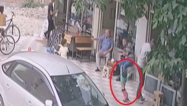 Amasya'da 1 yaşındaki çocuk balkondan düştü - Resim : 2