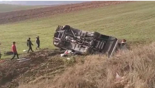 Amasya’da güreşçileri taşıyan midibüs devrildi: 1 ölü, 15 yaralı - Resim : 1