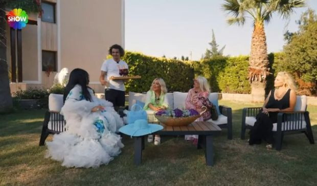 Bülent Ersoy garsona "Çirkinsin" dedi: Tepkiler çığ gibi büyüyor - Resim : 1