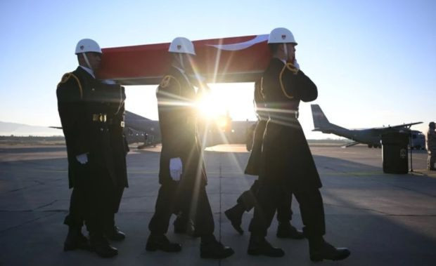 Türkiye kahraman şehitlerini uğurluyor... Şehitlerimize gözyaşları içinde veda - Resim : 4