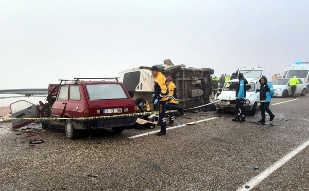 Kırşehir'de katliam gibi kaza meydana geldi: Çok sayıda ölü ve yaralı var - Resim : 1