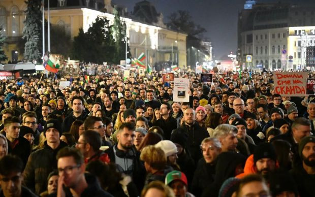 Avrupa'da siyasi kriz derinleşiyor: Bulgaristan hükümeti protestoların ortasında istifa etti - Resim : 1