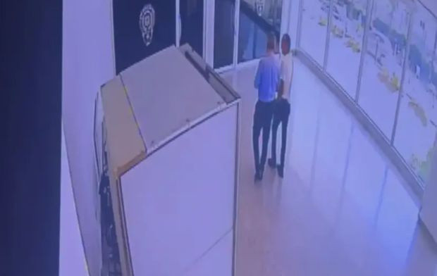 Adliyeye kalem görünümlü silahla girmeye çalıştı: Çantasından neşter ve biber gazı çıktı - Resim : 2