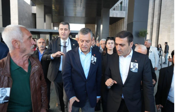 Özgür Özel'e AKM çıkışında fiziksel saldırı! 2004 yılında 2 çocuğunu öldürdüğü ortaya çıktı! - Resim : 3