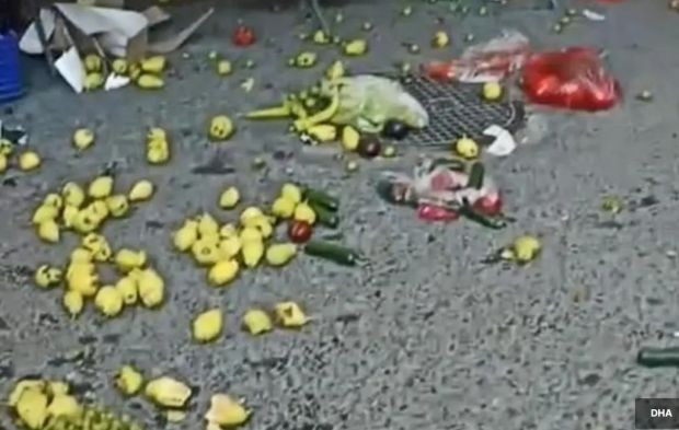 Beyoğlu'nda pazarda armut seçme kavgası. Müşterinin kafasına kalas fırlatan esnaf tutuklandı - Resim : 2